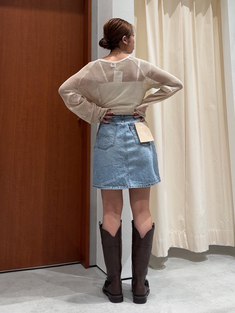 ホワイト系のTシャツ/カットソー、ブルー系のスカート、ブラウン系のブーツを着用したレディースの春コーディネートの4枚目の写真