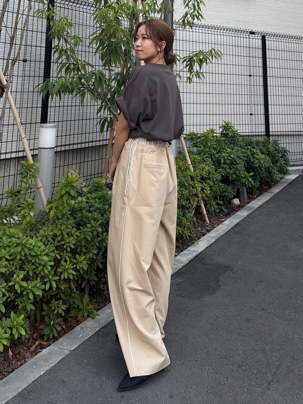 ベージュ系のその他パンツ、グレー系のTシャツ/カットソー、ブラック系のパンプスを着用したレディースの春コーディネートの9枚目の写真