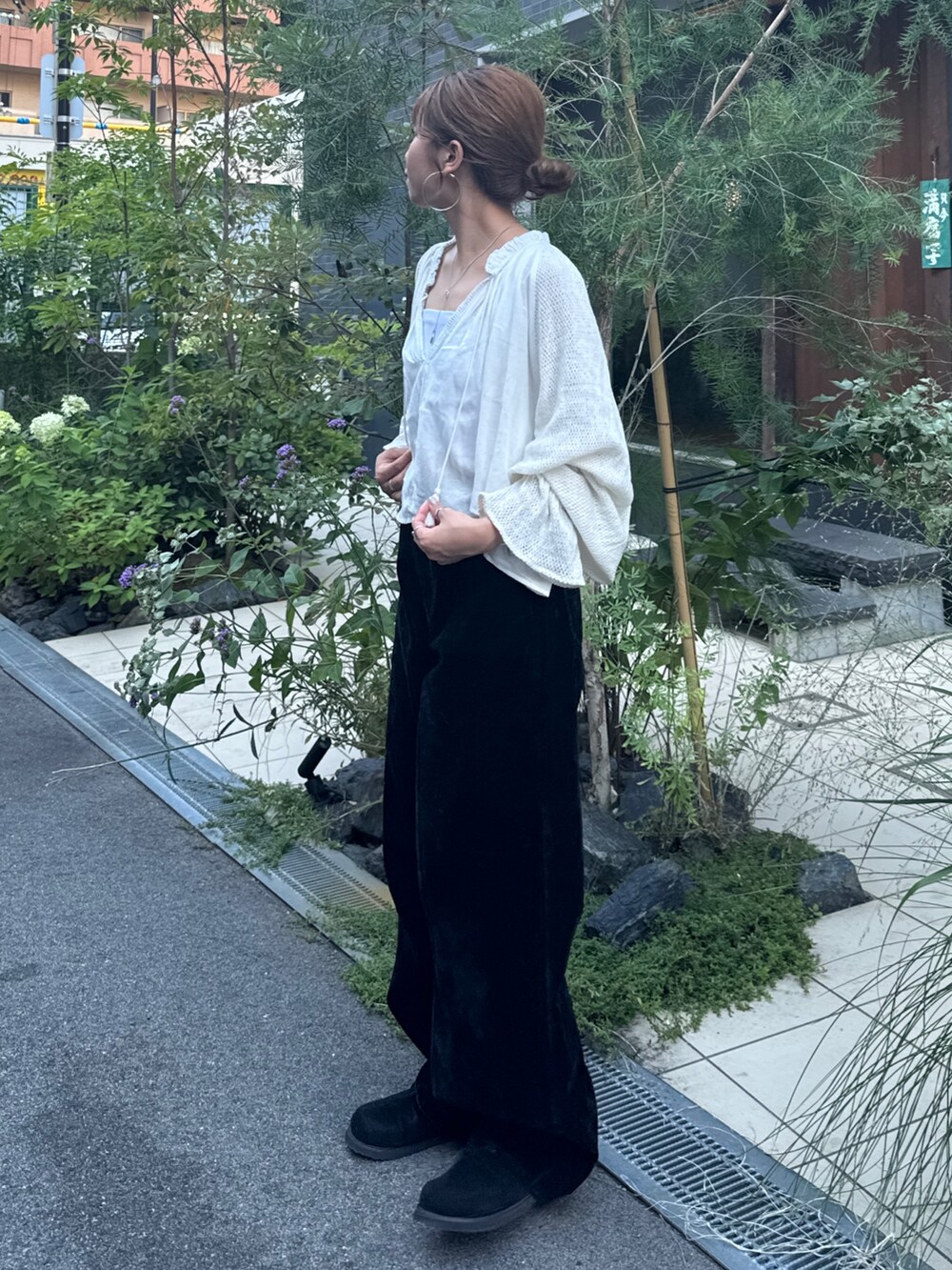 ホワイト系のシャツ/ブラウス、ブラック系のデニムパンツ、ブラック系のスリッポンを着用したレディースの夏コーディネートの5枚目の写真