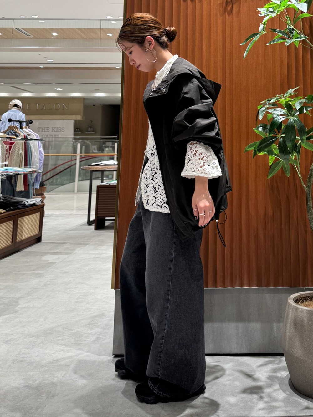 ブラック系のブルゾン、ブラック系のデニムパンツ、ホワイト系のシャツ/ブラウスを着用したレディースの春コーディネートの5枚目の写真