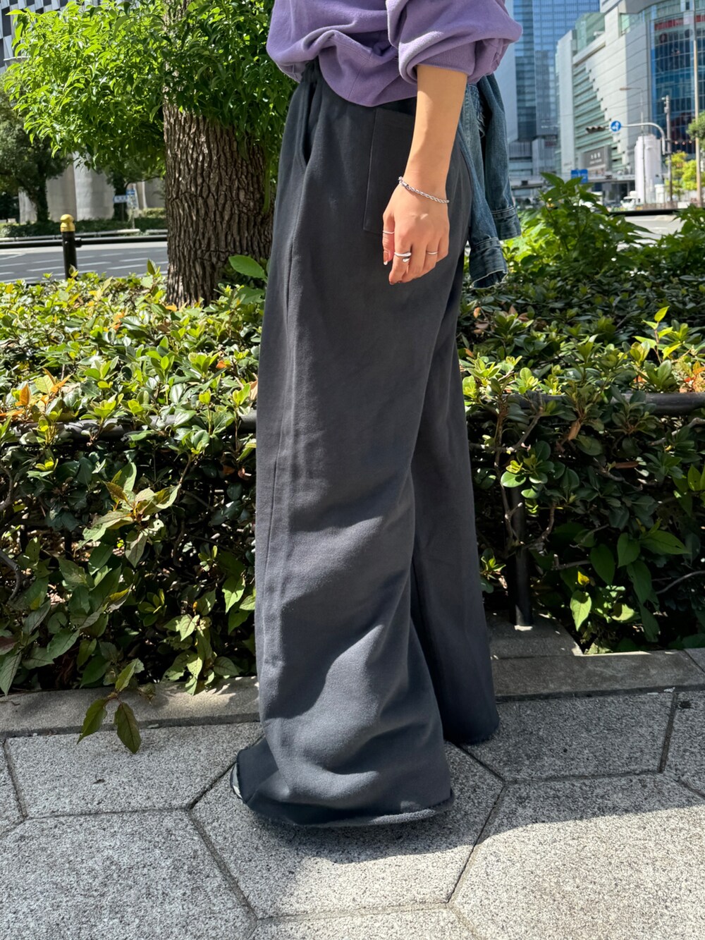 グレー系のスウェットパンツ、ブルー系のデニムジャケット、パープル系のスウェットを着用したレディースの秋コーディネートの10枚目の写真