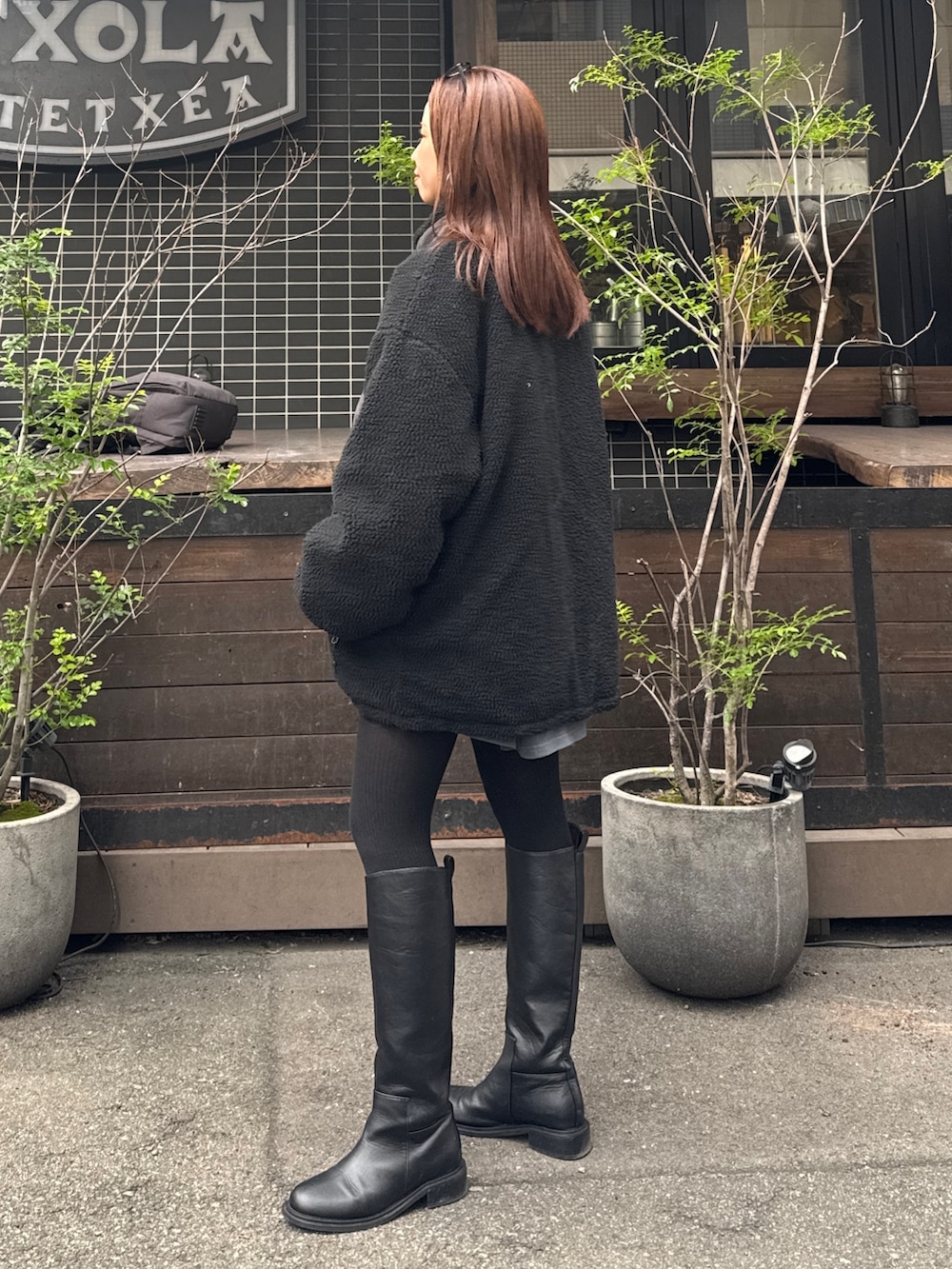 ブラック系のダウンジャケット/コートを着用したレディースの秋コーディネートの5枚目の写真