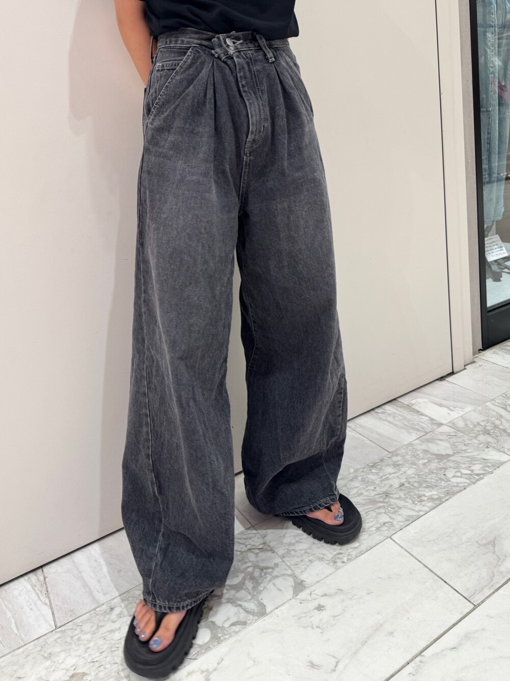 ブラック系のデニムパンツ、ブラック系のTシャツ/カットソーを着用したレディースの夏コーディネートの10枚目の写真