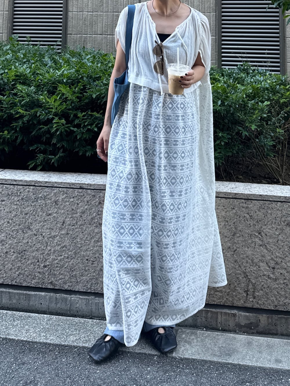 ホワイト系のワンピース、ブルー系のトートバッグを着用したレディースの夏コーディネートの4枚目の写真