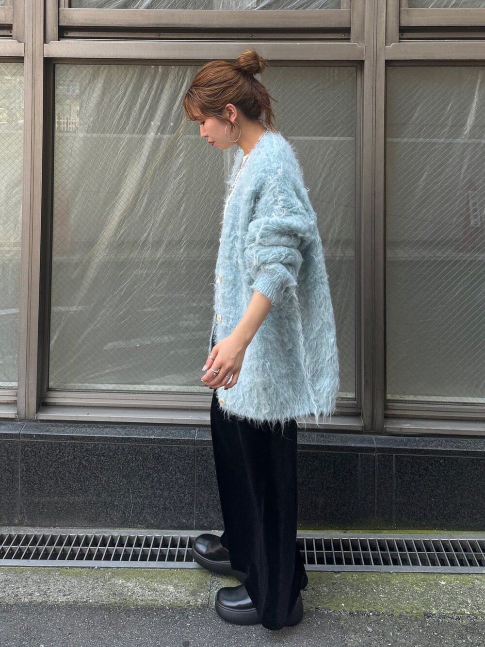 ホワイト系のTシャツ/カットソー、ブラック系のスカート、ブルー系のカーディガン/ボレロを着用したレディースの夏コーディネートの7枚目の写真