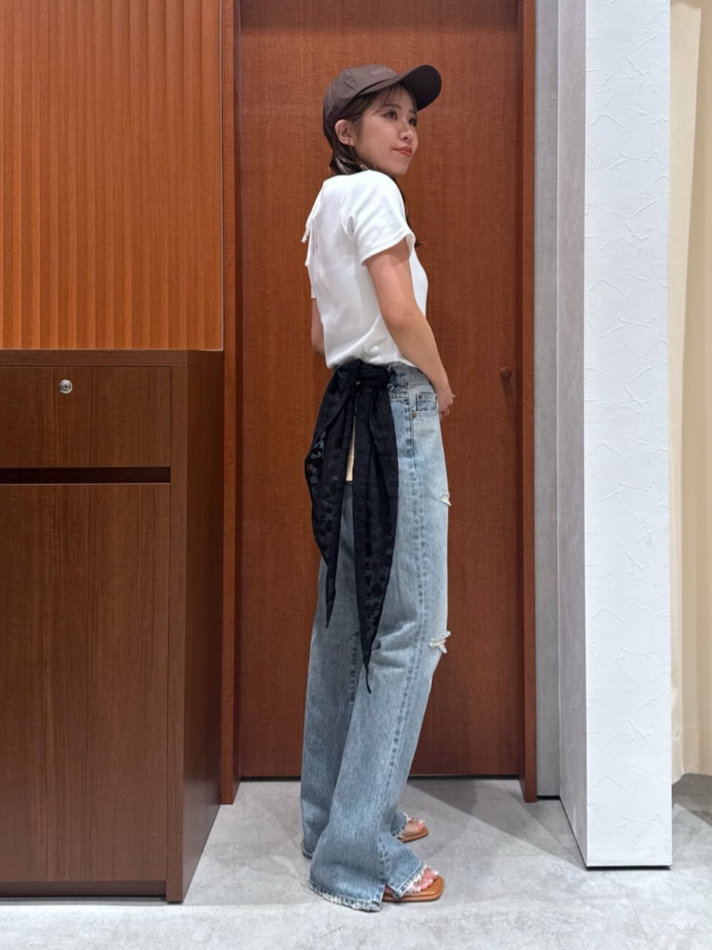 その他のサンダル、ブルー系のデニムパンツ、ホワイト系のTシャツ/カットソーを着用したレディースの夏コーディネートの3枚目の写真