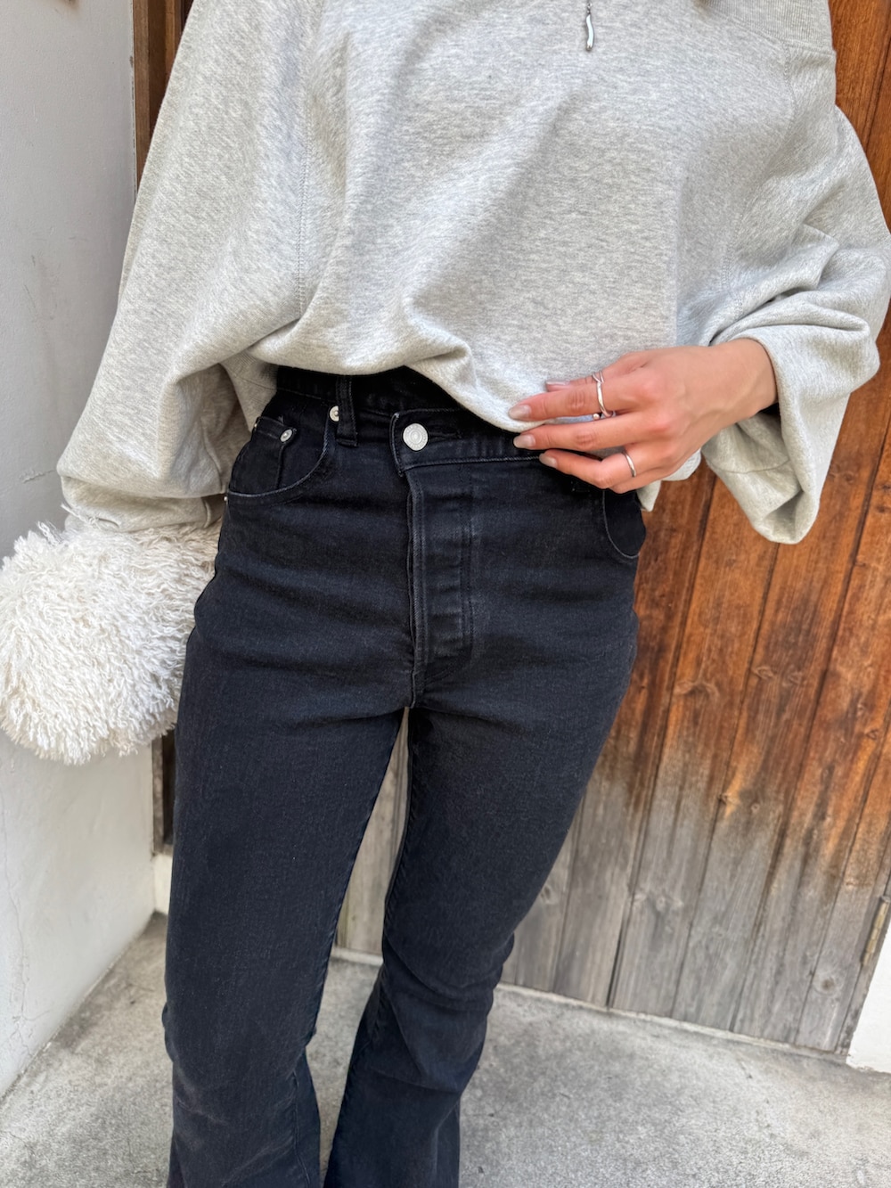 ブラック系のデニムパンツ、グレー系のスウェット、ホワイト系のハンドバッグを着用したレディースの夏コーディネートの10枚目の写真