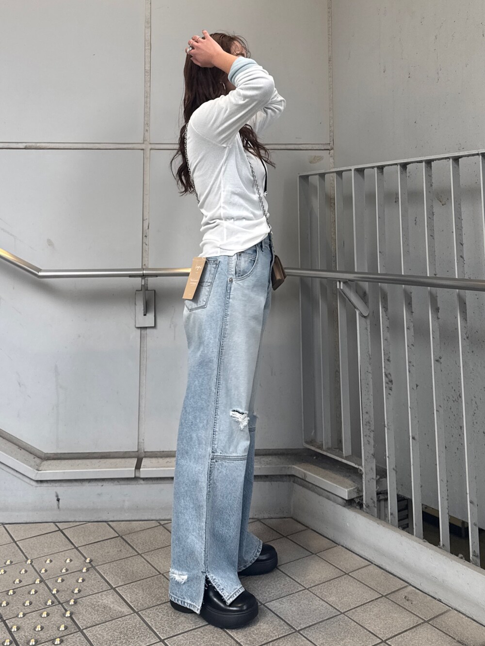 ブルー系のデニムパンツ、ホワイト系のTシャツ/カットソー、ブルー系のTシャツ/カットソーを着用したレディースの冬コーディネートの6枚目の写真