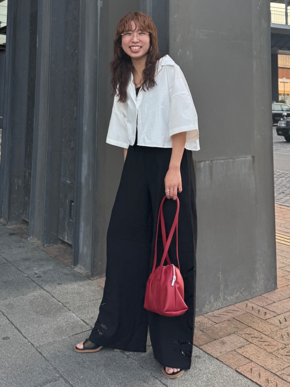 ブラック系のその他パンツ、ホワイト系のシャツ/ブラウス、レッド系のハンドバッグを着用したレディースの春コーディネートの3枚目の写真