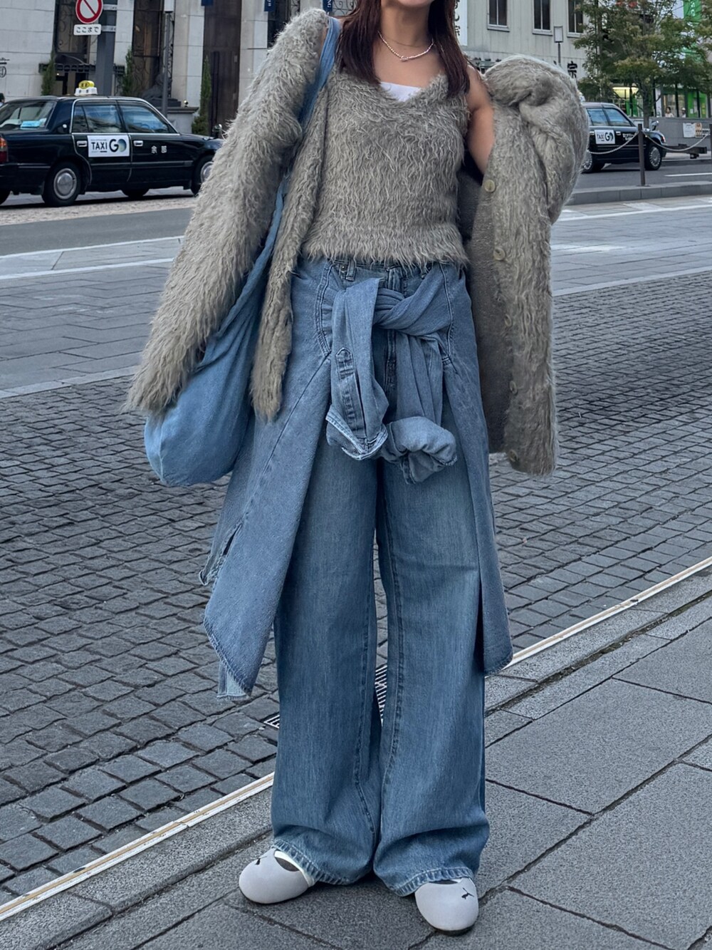 ブルー系のデニムパンツ、ブルー系のシャツ/ブラウス、グレー系のカーディガン/ボレロを着用したレディースの秋コーディネートの2枚目の写真