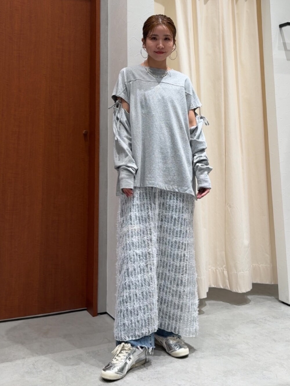 ホワイト系のワンピース、グリーン系のミリタリージャケット、グレー系のTシャツ/カットソーを着用したレディースの春コーディネートの4枚目の写真