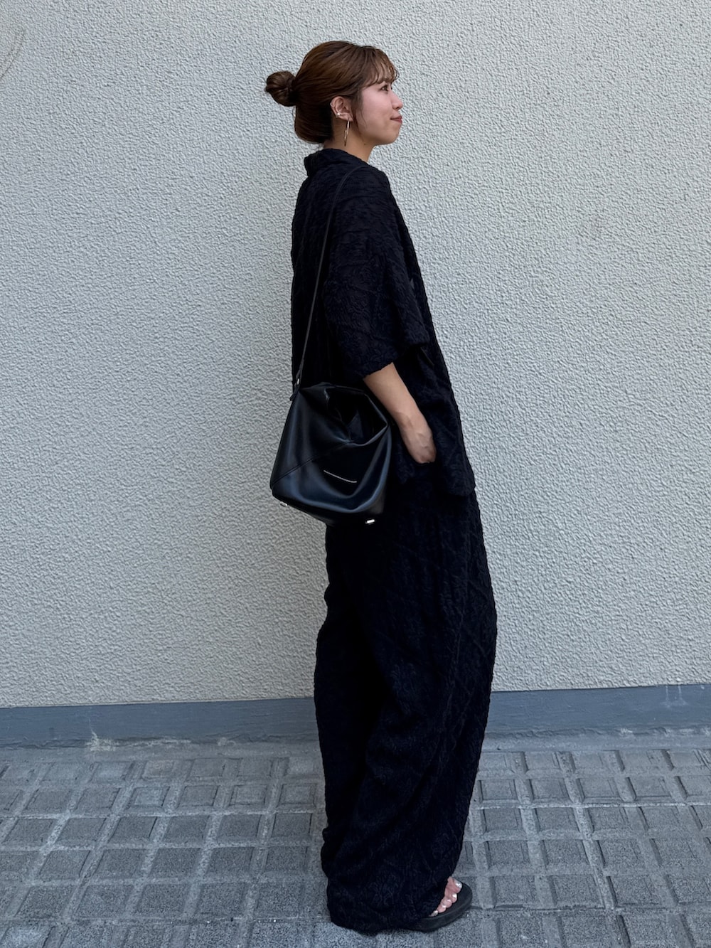 ブラック系のその他パンツ、ブラック系のシャツ/ブラウスを着用したレディースの夏コーディネートの3枚目の写真