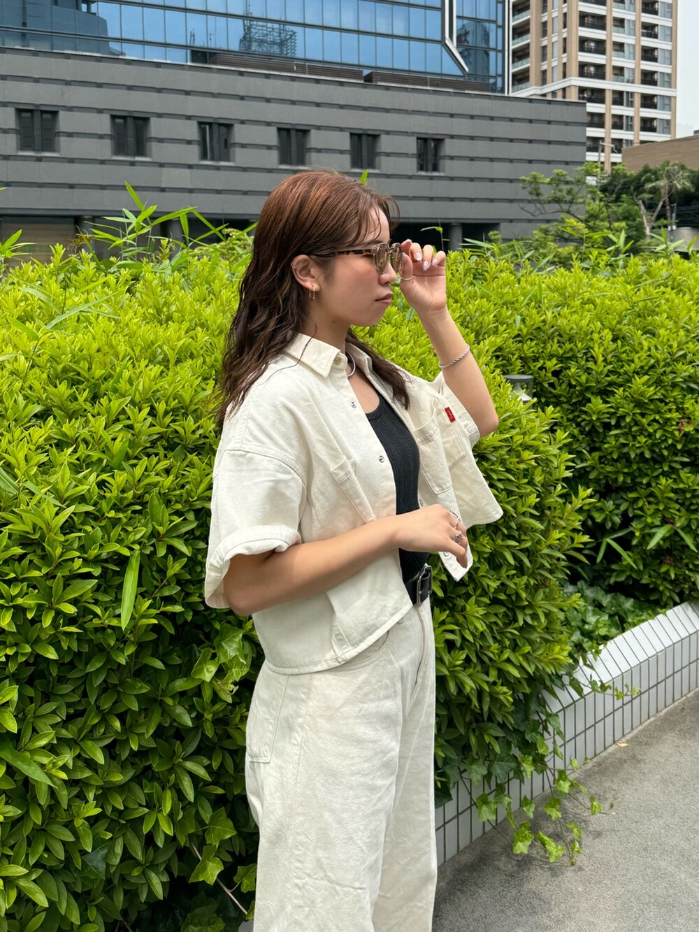 ホワイト系のシャツ/ブラウス、ホワイト系のデニムパンツ、グレー系のTシャツ/カットソーを着用したレディースの春コーディネートの4枚目の写真