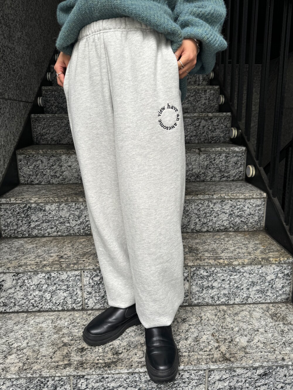 ブラック系のTシャツ/カットソー、グレー系のスウェットパンツ、ブルー系のニット/セーターを着用したレディースの秋コーディネートの8枚目の写真