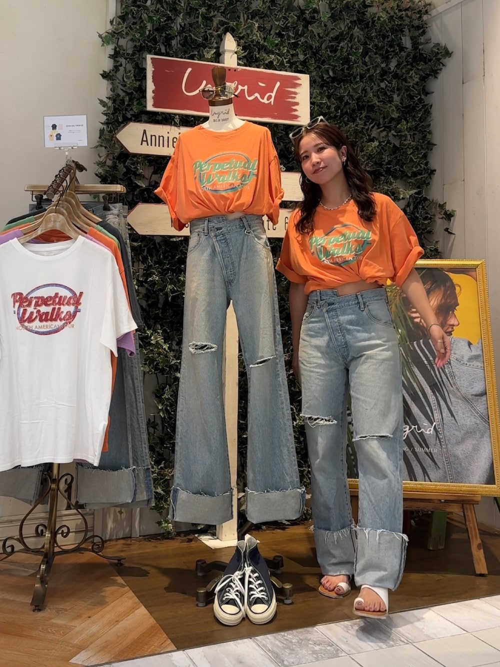 ブルー系のデニムパンツ、オレンジ系のTシャツ/カットソー、ホワイト系のサンダルを着用したレディースの夏コーディネートの8枚目の写真