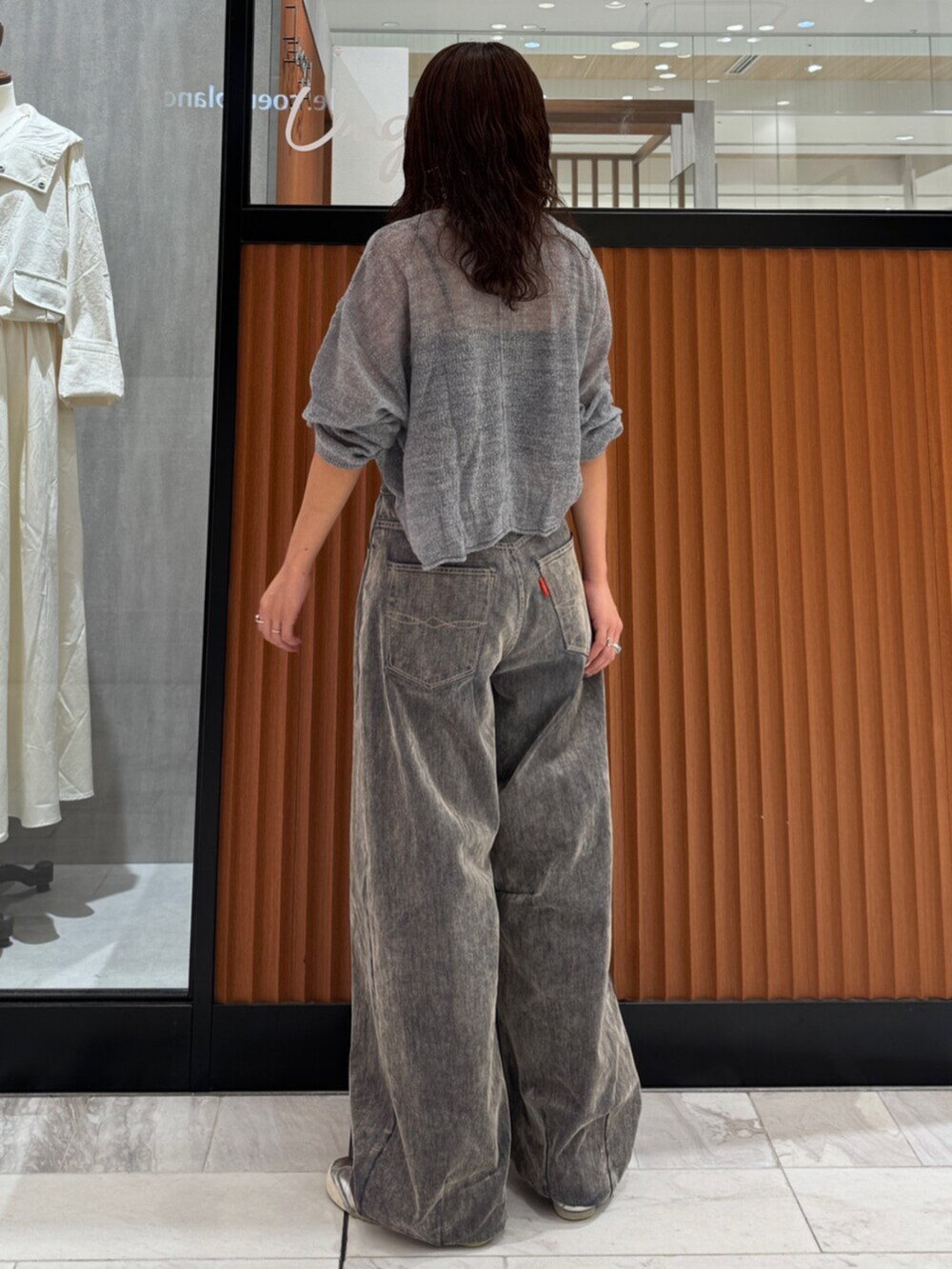 ベージュ系のデニムパンツ、グレー系のニット/セーターを着用したレディースの秋コーディネートの5枚目の写真