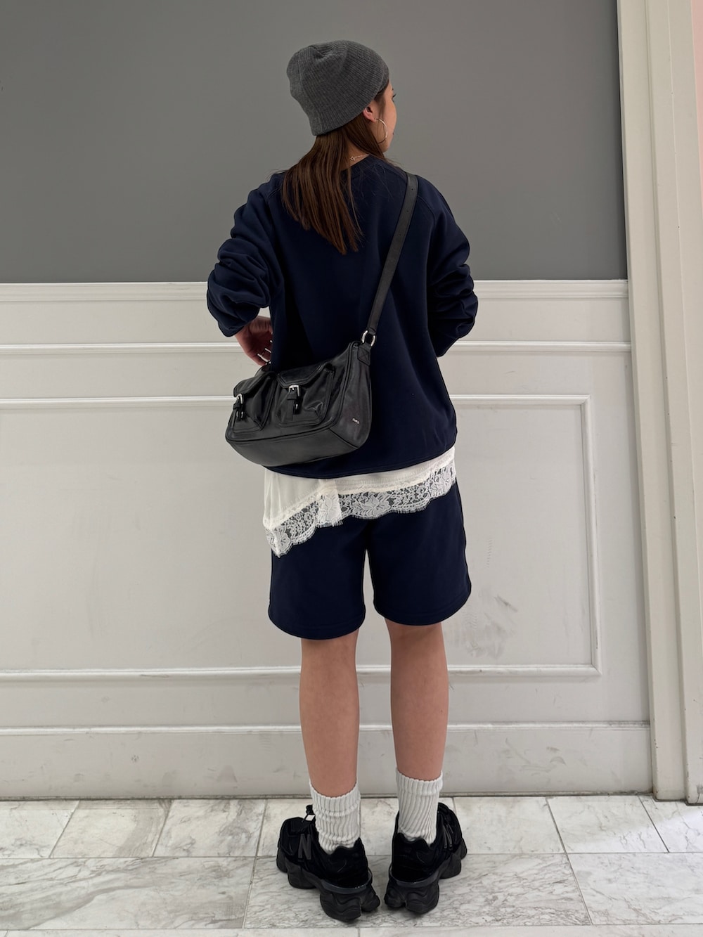 ブルー系のスウェット、ブルー系のスウェットパンツ、ホワイト系のキャミソールを着用したレディースの冬コーディネートの5枚目の写真