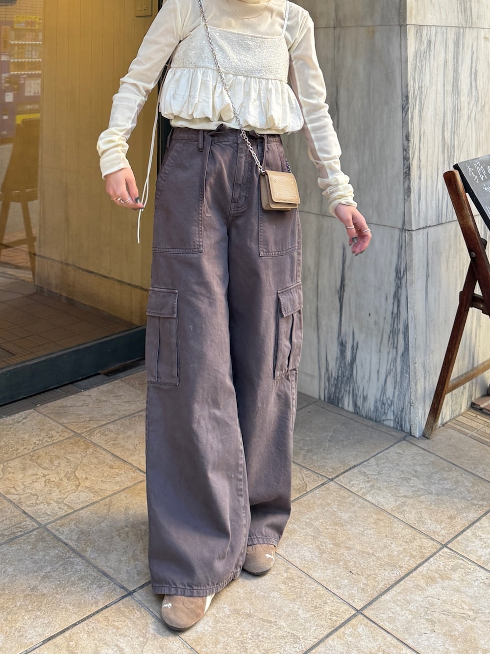 ブラウン系のその他パンツ、ホワイト系のTシャツ/カットソー、ホワイト系のキャミソールを着用したレディースの冬コーディネートの2枚目の写真