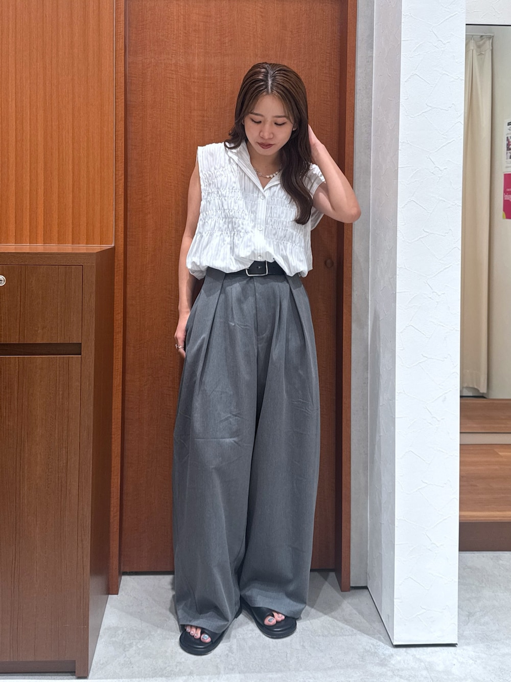 グレー系のその他パンツ、ホワイト系のシャツ/ブラウスを着用したレディースの夏コーディネートの5枚目の写真