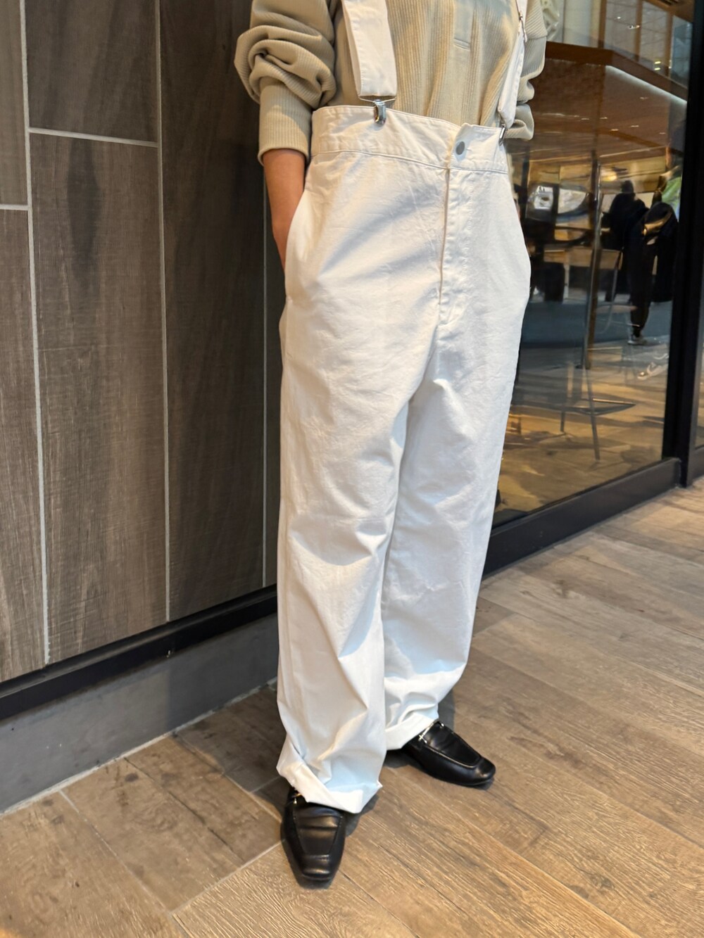 ホワイト系のつなぎ/オールインワン、グレー系のTシャツ/カットソー、その他のネックレスを着用したレディースの冬コーディネートの10枚目の写真