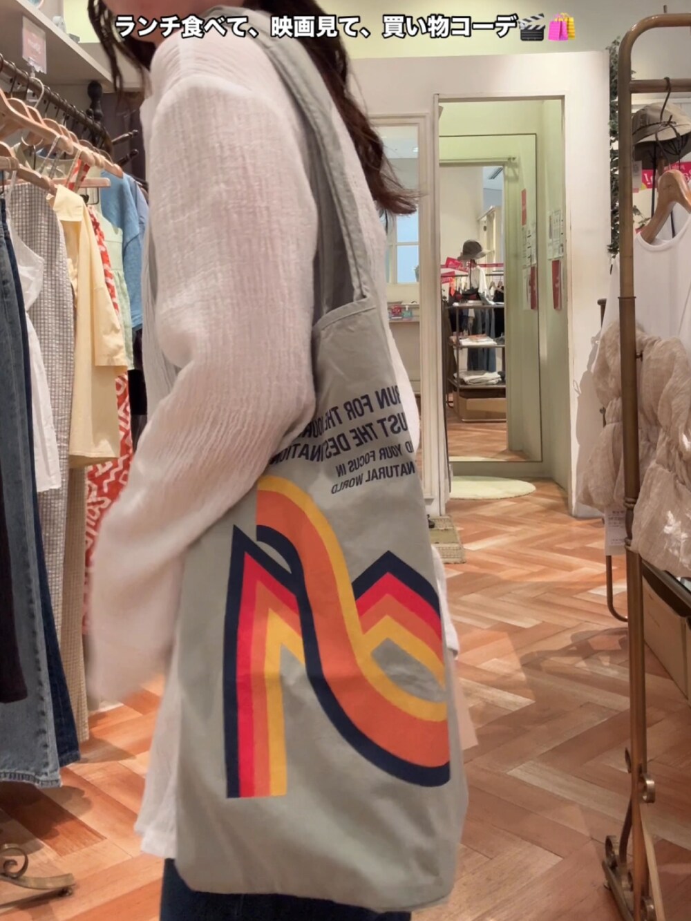 ホワイト系のシャツ/ブラウス、グリーン系のエコバッグ/サブバッグ、ゴールド系のローファーを着用したレディースの夏コーディネートの4枚目の写真