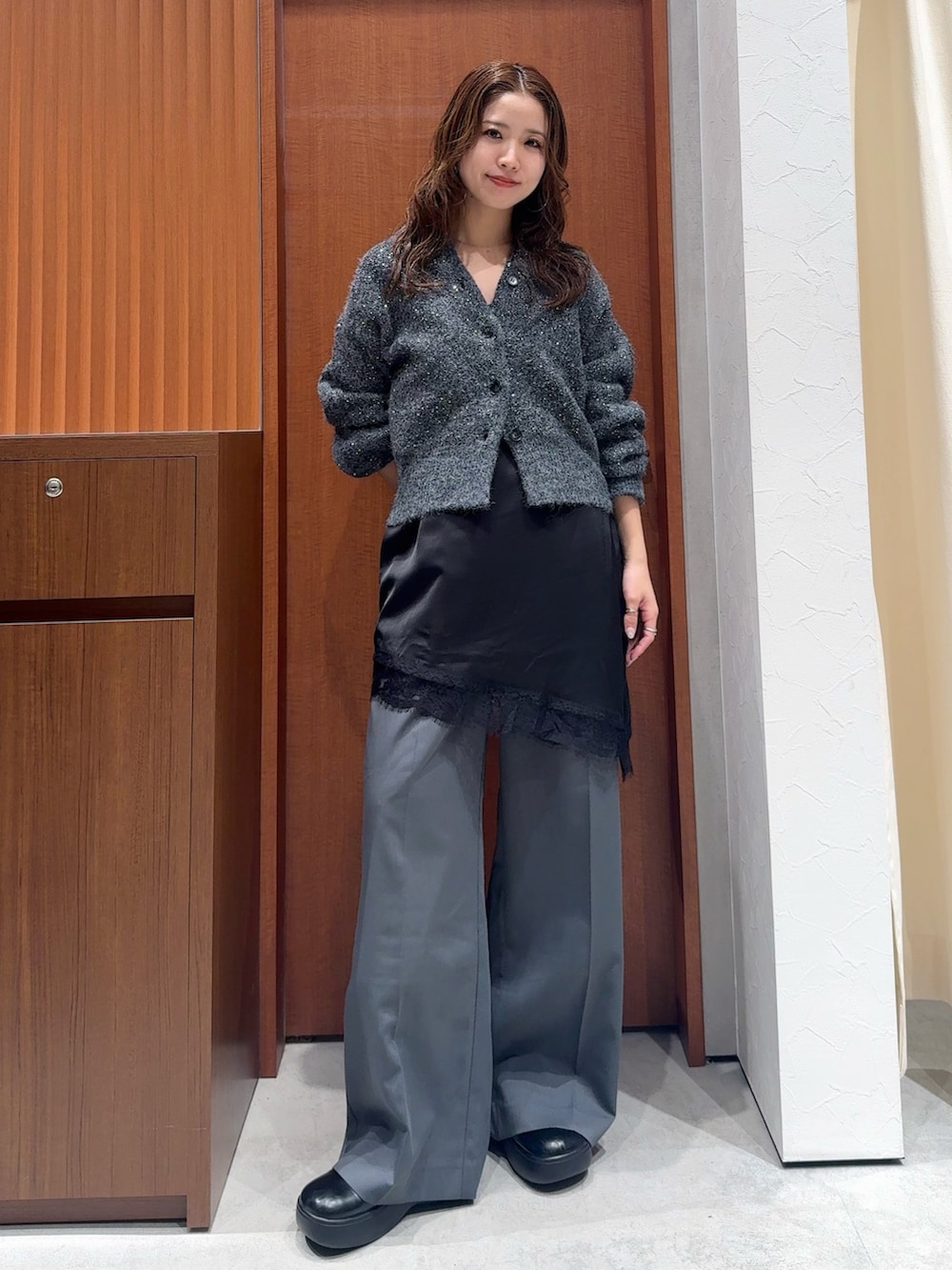 ブラック系のキャミソール、グレー系のカーディガン/ボレロ、グレー系のその他パンツを着用したレディースの冬コーディネートの7枚目の写真