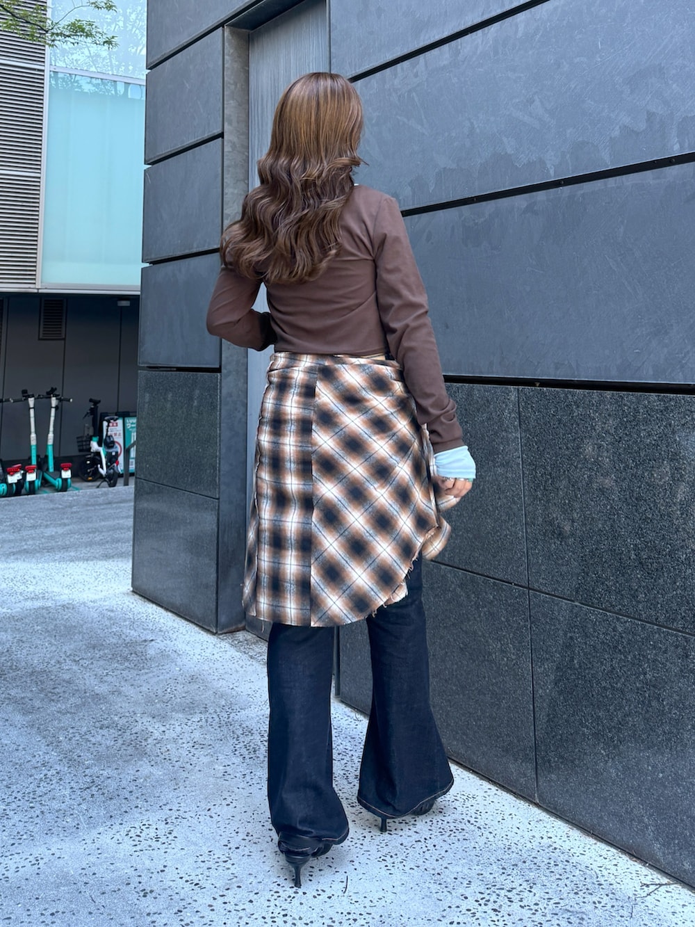 ブラウン系のTシャツ/カットソー、ブラウン系のシャツ/ブラウス、ブラック系のパンプスを着用したレディースの秋コーディネートの3枚目の写真