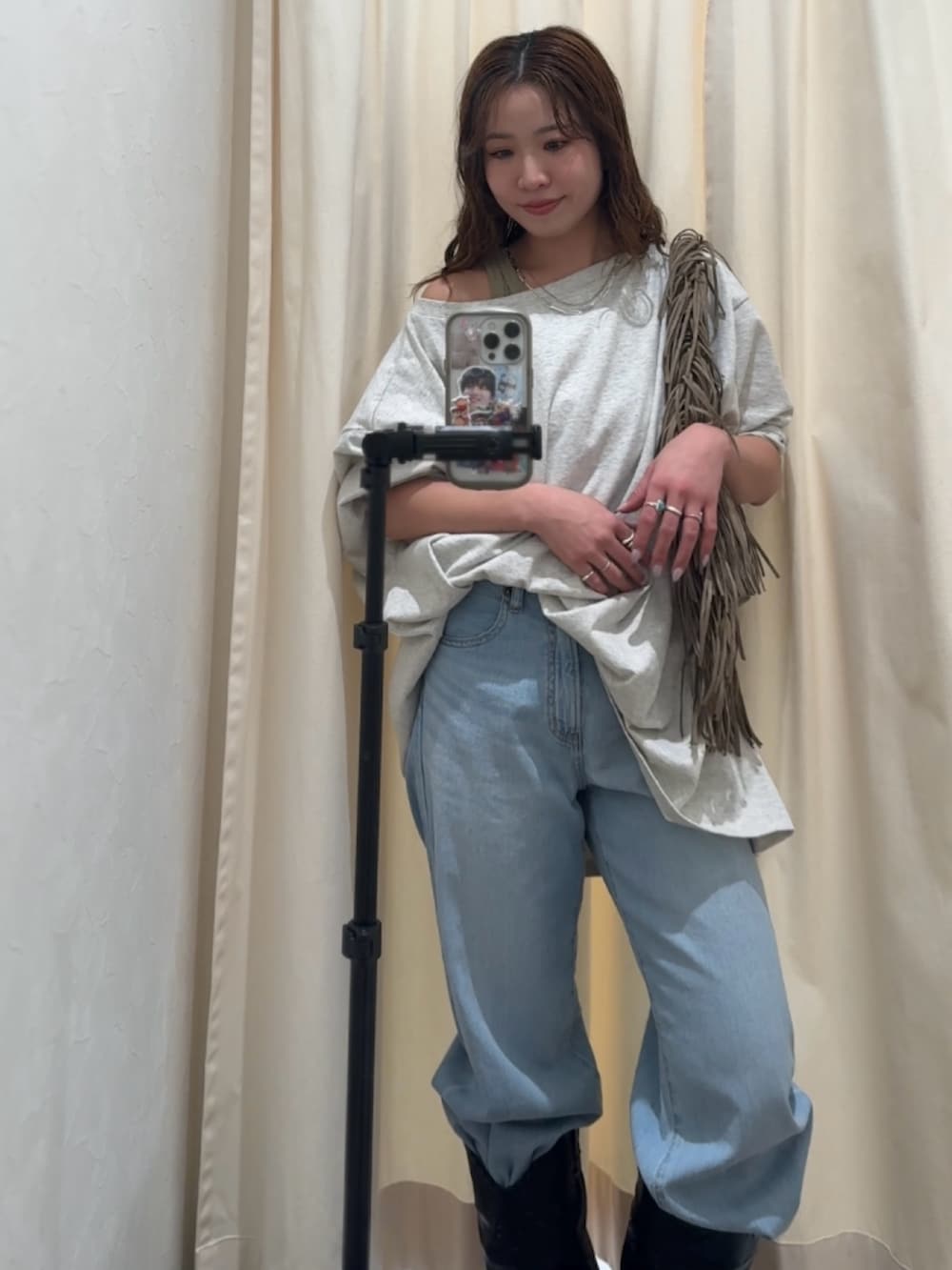 グレー系のTシャツ/カットソー、ベージュ系のハンドバッグ、ブルー系のデニムパンツを着用したレディースの春コーディネートの8枚目の写真