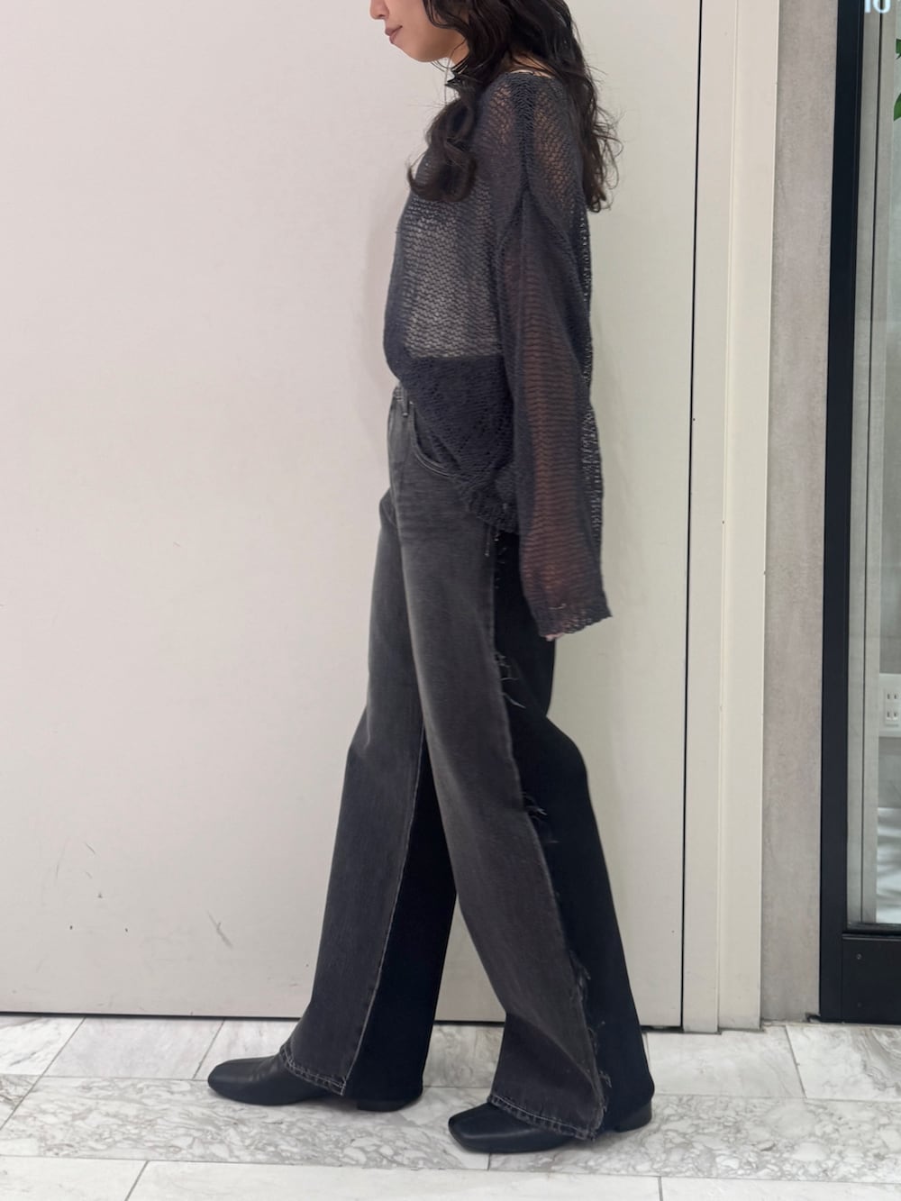 ブラック系のデニムパンツ、グレー系のニット/セーター、ブラック系のサンダルを着用したレディースの秋コーディネートの2枚目の写真