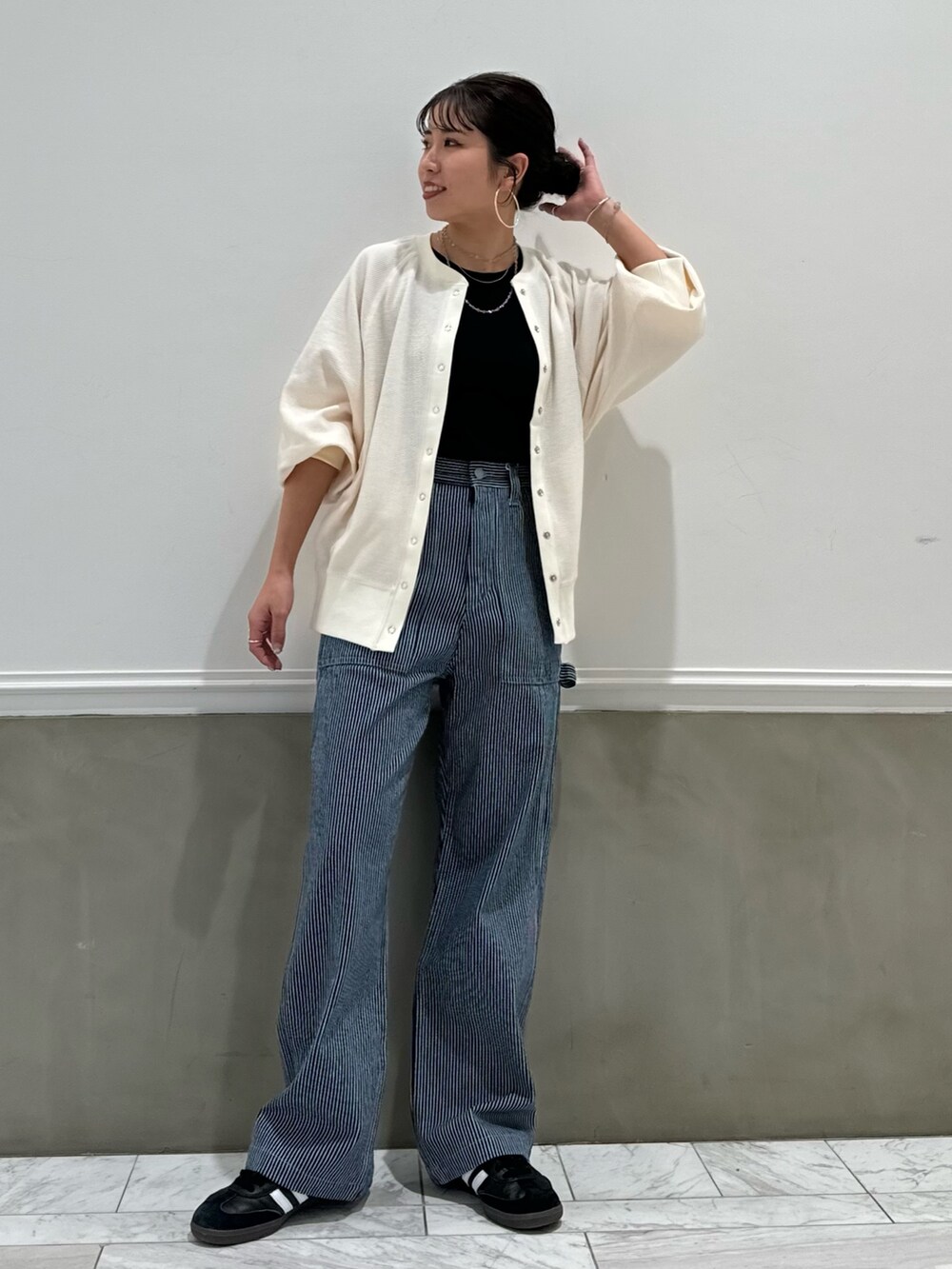 その他のデニムパンツ、ホワイト系のカーディガン/ボレロを着用したレディースの冬コーディネートの2枚目の写真