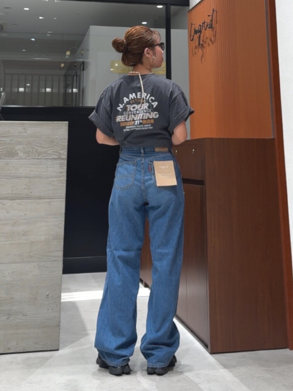 グレー系のTシャツ/カットソー、ブルー系のデニムパンツ、ホワイト系のネックレスを着用したレディースの春コーディネートの4枚目の写真