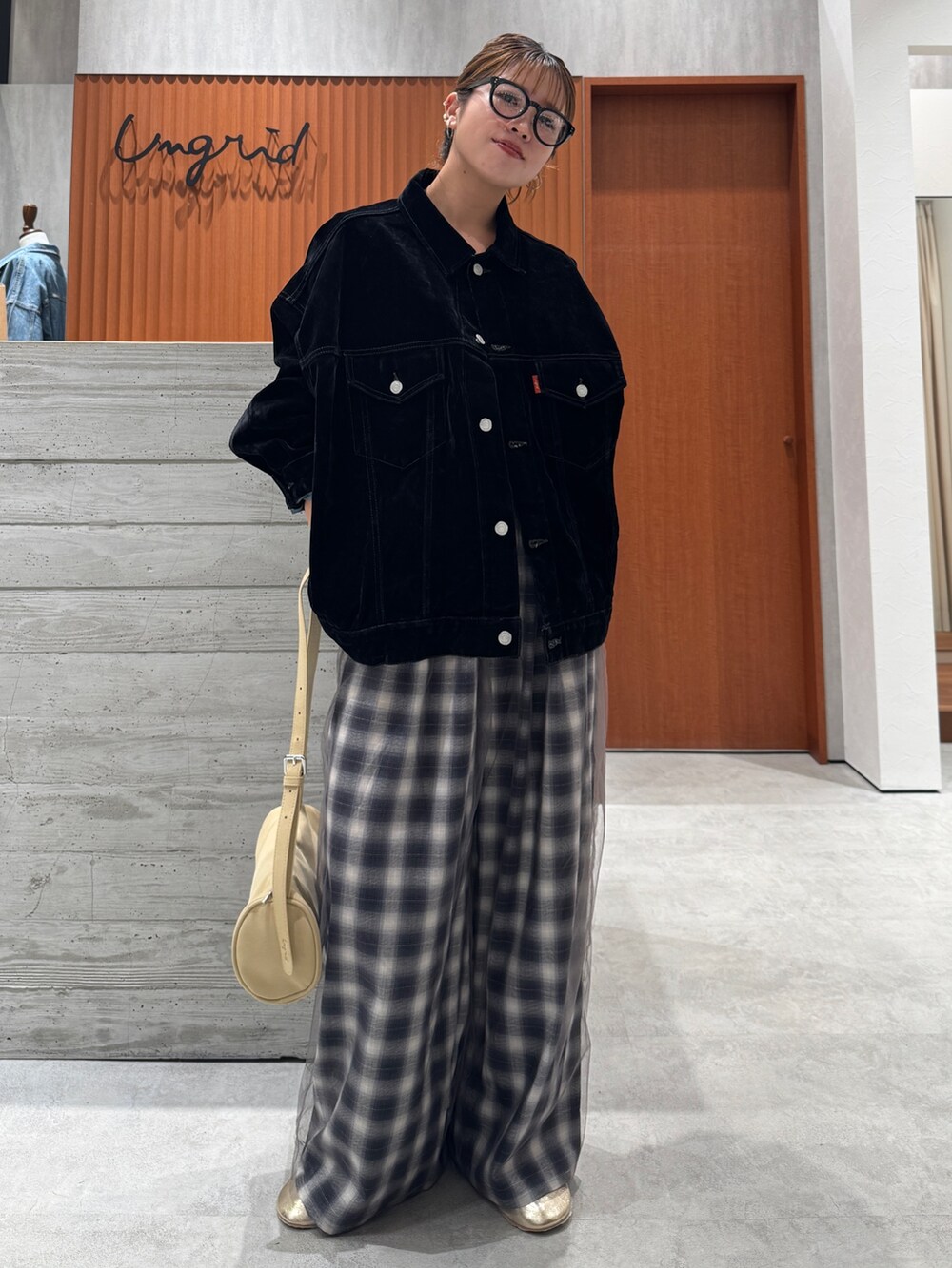 その他のその他パンツ、ブラック系のデニムジャケット、ブラック系のTシャツ/カットソーを着用したレディースの夏コーディネートの7枚目の写真