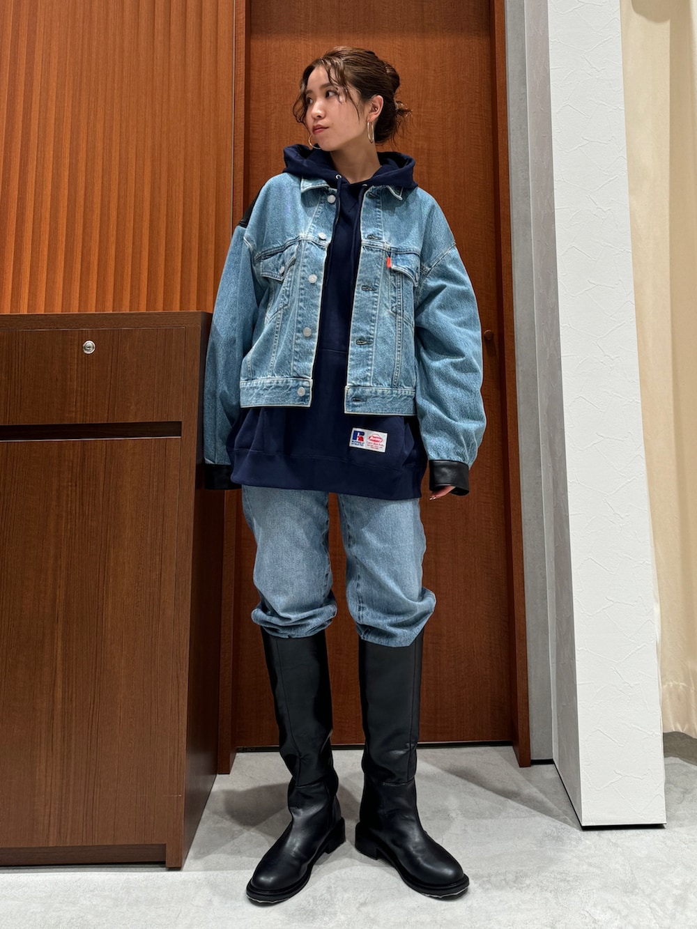 ブルー系のパーカー、ブルー系のデニムジャケット、ブルー系のデニムパンツを着用したレディースの秋コーディネートの2枚目の写真