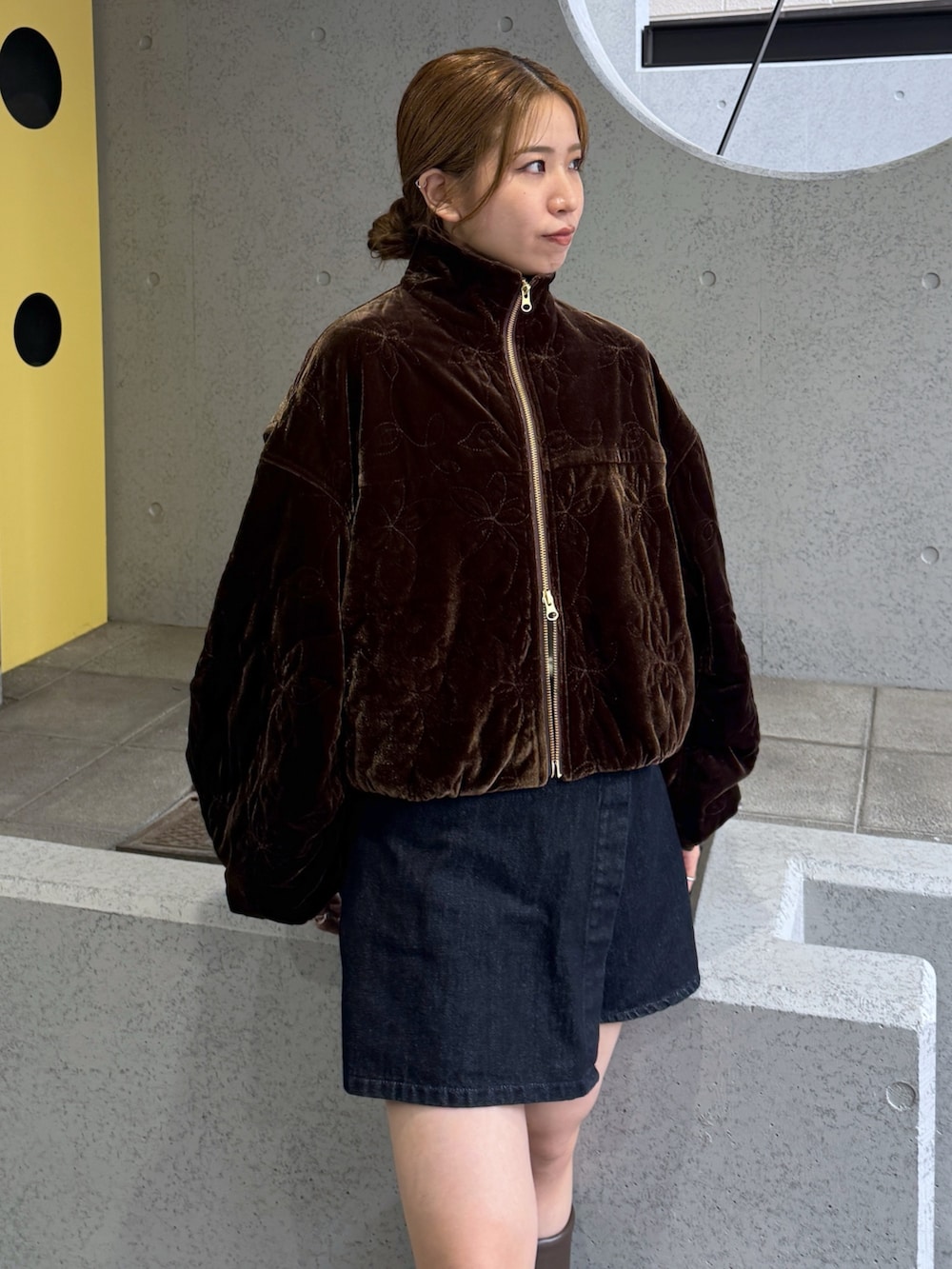 ブラウン系のその他シューズ、ブラウン系のブルゾン、ブルー系のデニムパンツを着用したレディースの秋コーディネートの6枚目の写真
