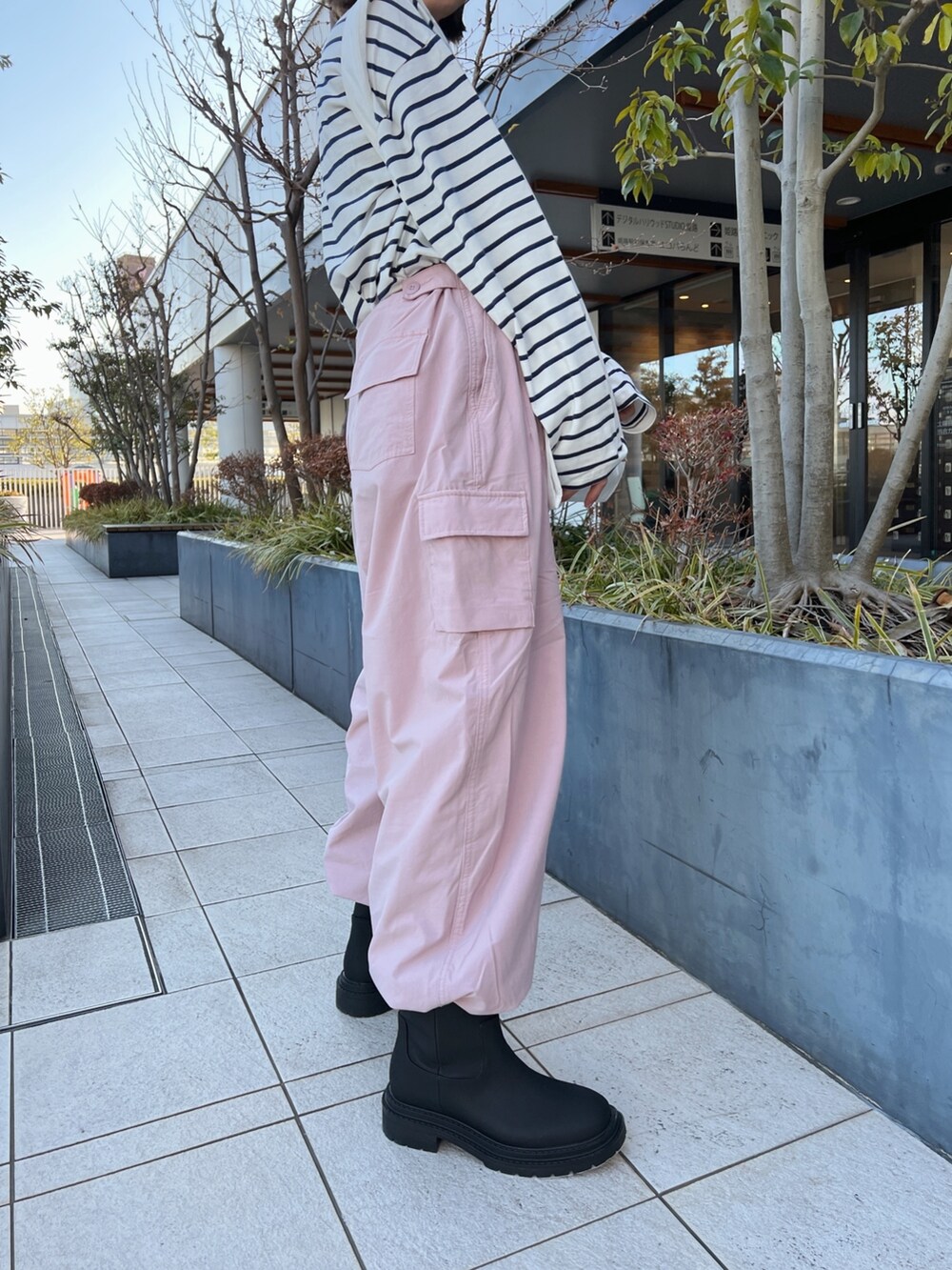 ピンク系のカーゴパンツ、ホワイト系のエコバッグ/サブバッグ、ブルー系のTシャツ/カットソーを着用したレディースの冬コーディネートの10枚目の写真