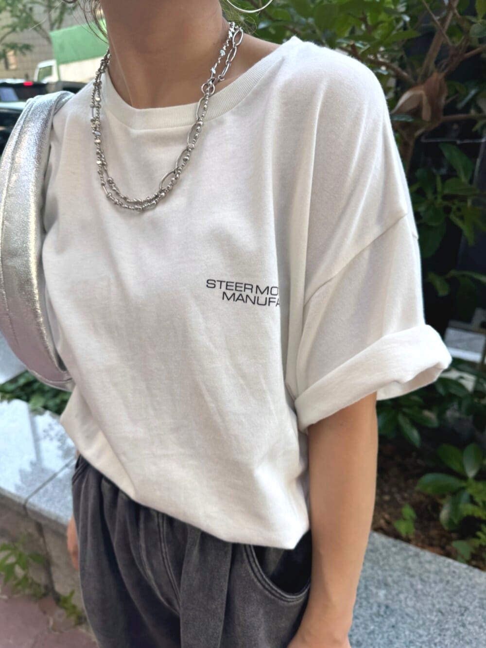 グレー系のスウェットパンツ、ホワイト系のTシャツ/カットソーを着用したレディースの夏コーディネートの6枚目の写真
