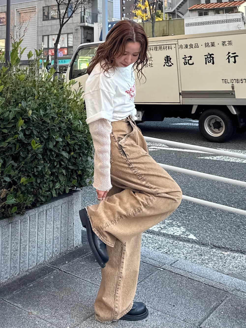 ブラウン系のデニムパンツ、ホワイト系のTシャツ/カットソー、ホワイト系のTシャツ/カットソーを着用したレディースの冬コーディネートの6枚目の写真