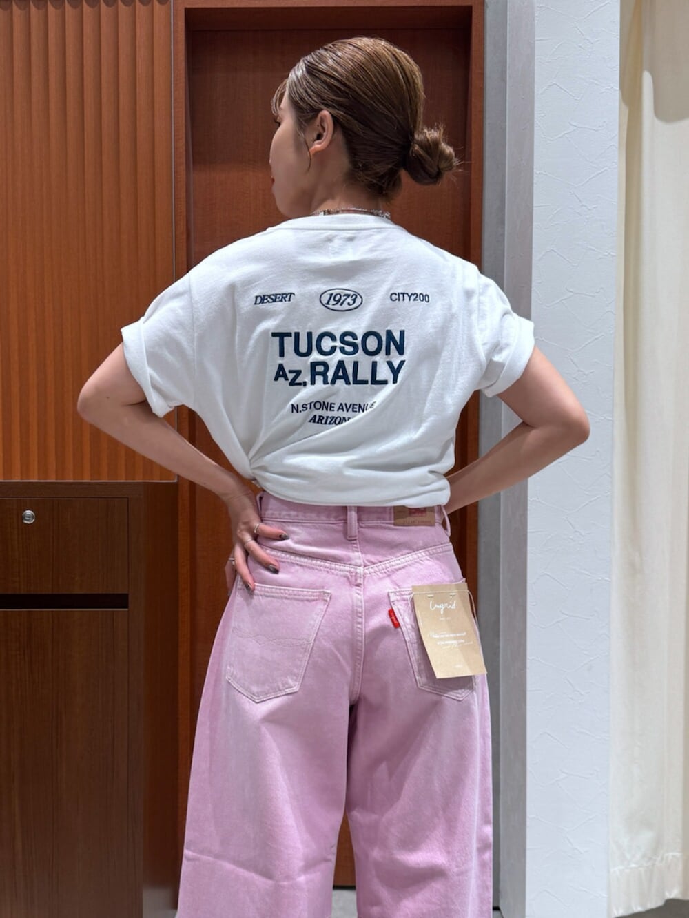 ピンク系のデニムパンツ、その他のサンダル、ホワイト系のTシャツ/カットソーを着用したレディースの夏コーディネートの7枚目の写真