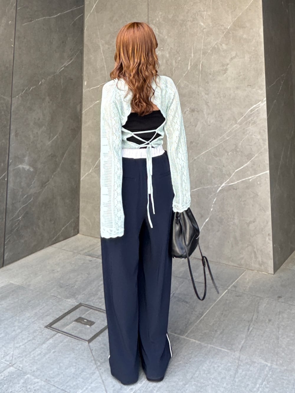 ブルー系のニット/セーター、ブルー系のその他パンツを着用したレディースの春コーディネートの5枚目の写真