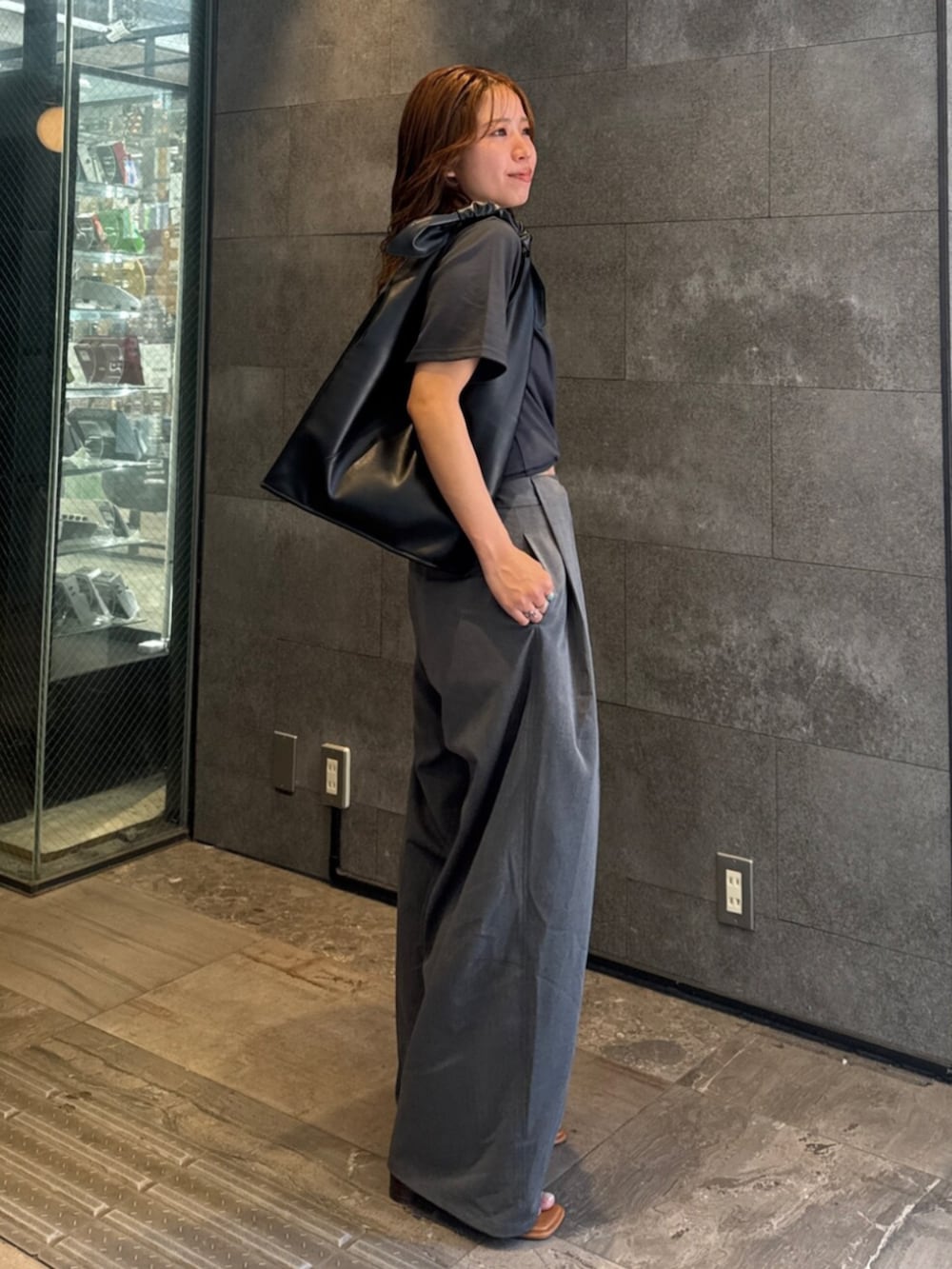 その他のサンダル、グレー系のその他パンツ、グレー系のTシャツ/カットソーを着用したレディースの春コーディネートの4枚目の写真