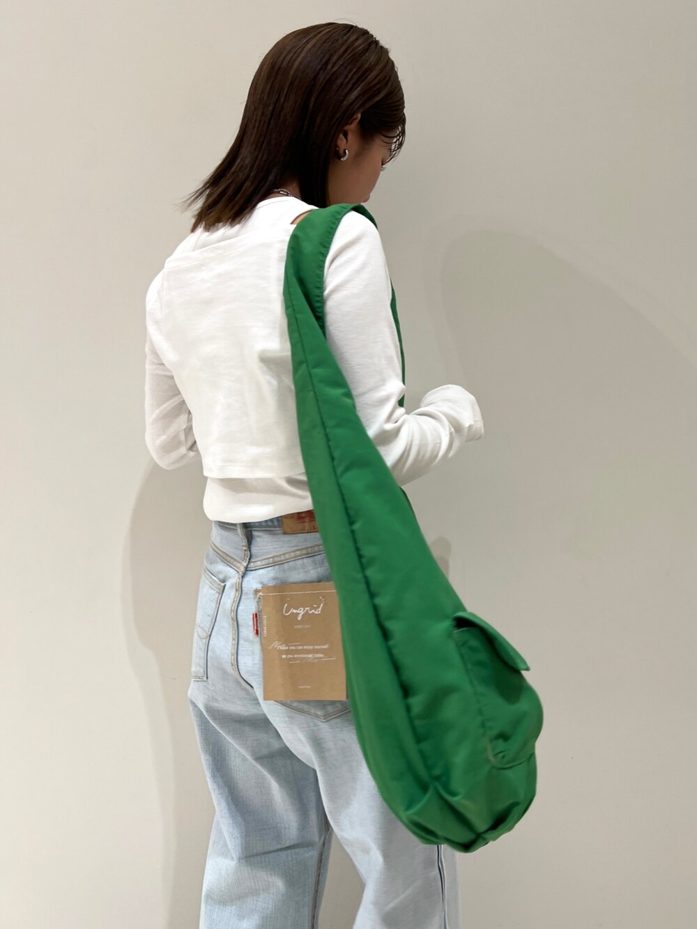 ブルー系のデニムパンツ、ホワイト系のTシャツ/カットソーを着用したレディースの夏コーディネートの5枚目の写真