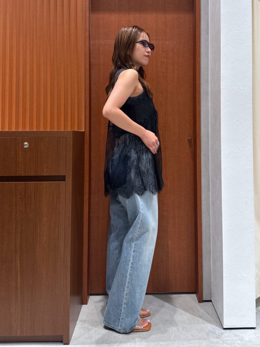 その他のサンダル、グレー系のタンクトップ、ブルー系のデニムパンツを着用したレディースの夏コーディネートの4枚目の写真