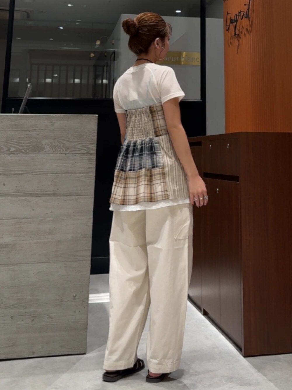 ホワイト系のその他パンツ、その他のチューブトップ、ホワイト系のTシャツ/カットソーを着用したレディースの春コーディネートの3枚目の写真