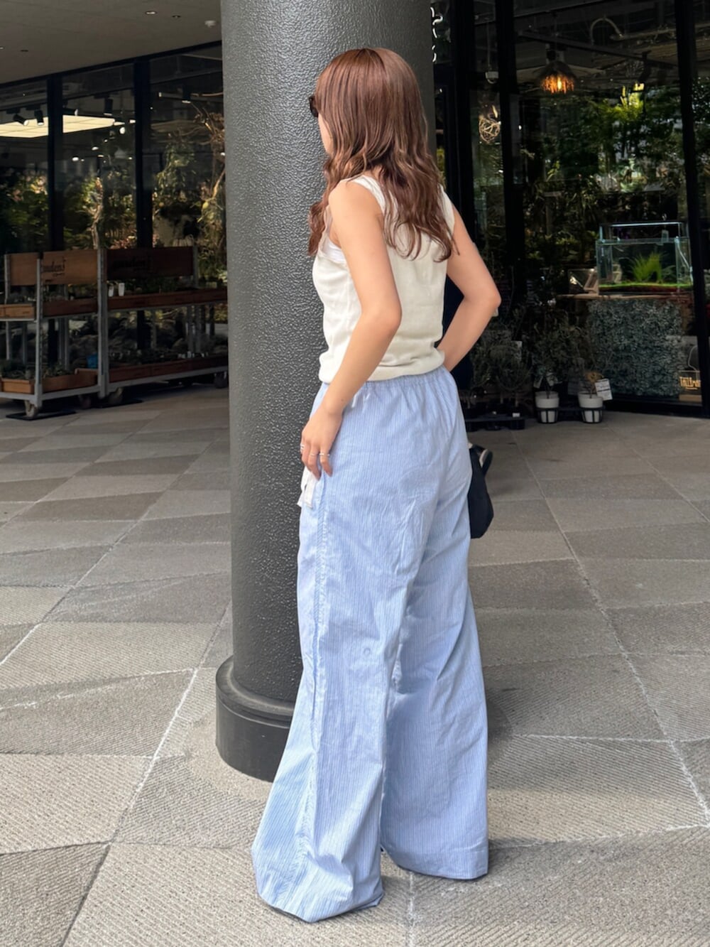 ブルー系のその他パンツ、ホワイト系のタンクトップを着用したレディースの春コーディネートの3枚目の写真