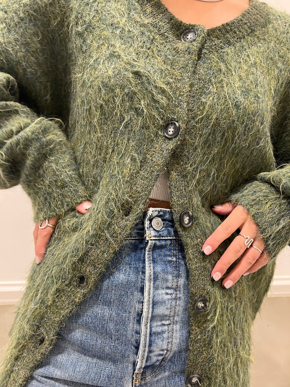 ブルー系のデニムパンツ、グリーン系のカーディガン/ボレロを着用したレディースの秋コーディネートの10枚目の写真