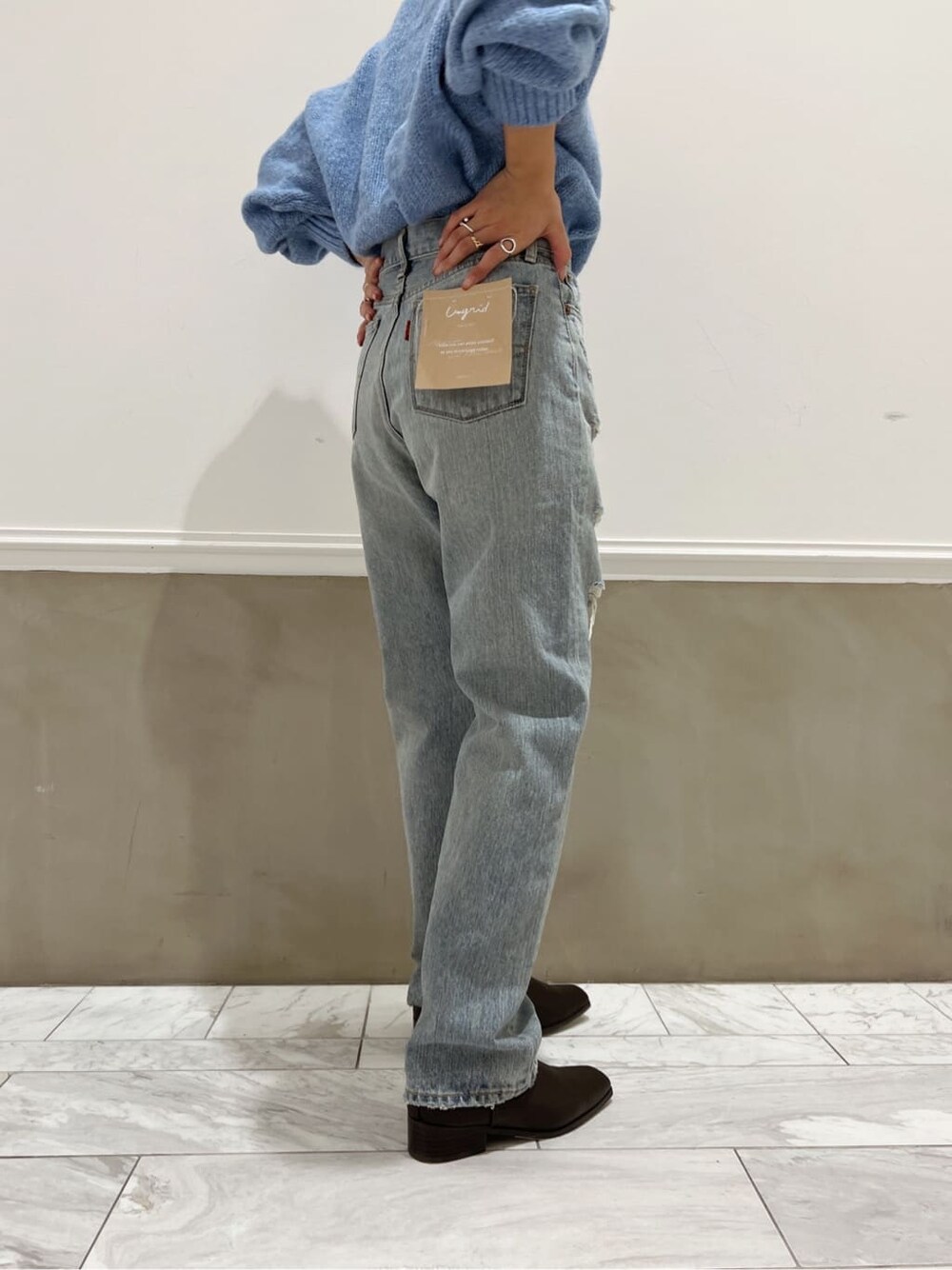 ブルー系のデニムパンツ、ブルー系のデニムパンツ、ブルー系のニット/セーターを着用したレディースの秋コーディネートの9枚目の写真