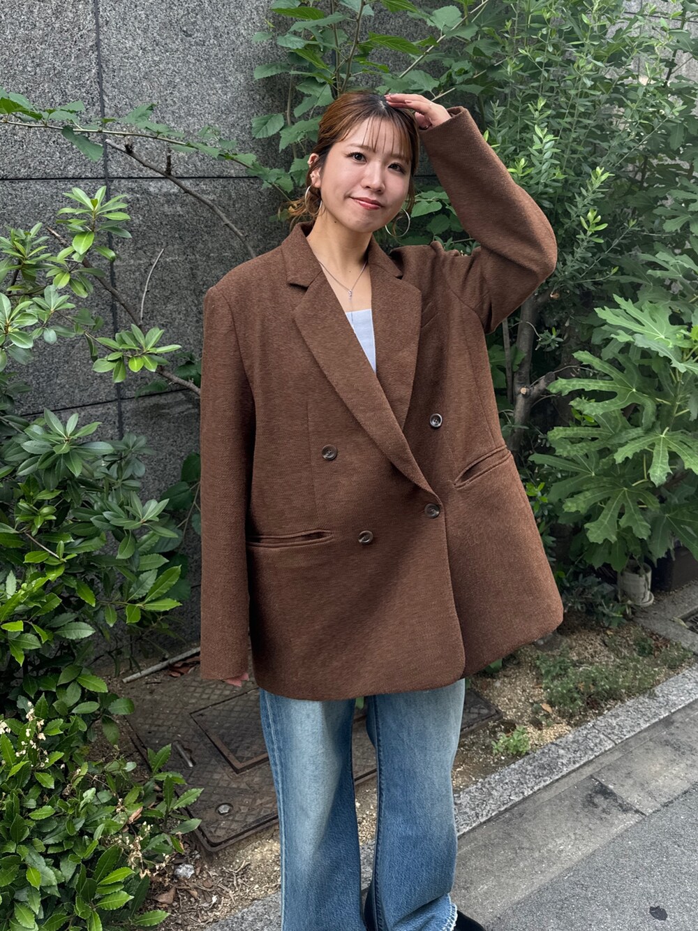 ブラウン系のテーラードジャケット、ブルー系のデニムパンツを着用したレディースの秋コーディネートの9枚目の写真