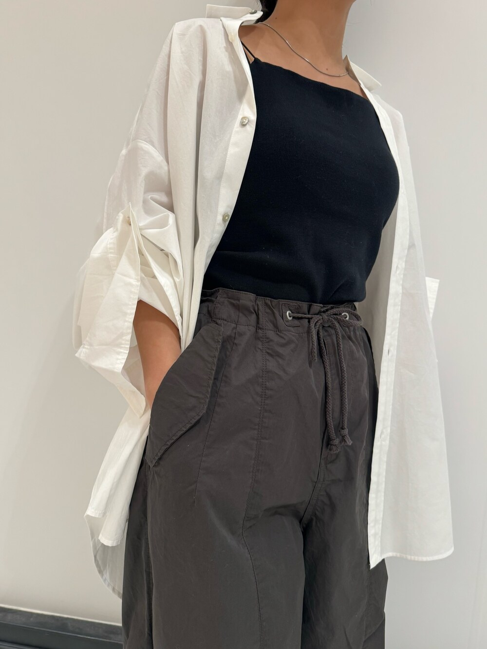 ホワイト系のシャツ/ブラウス、グレー系のその他パンツ、ブラック系のキャミソールを着用したレディースの冬コーディネートの8枚目の写真