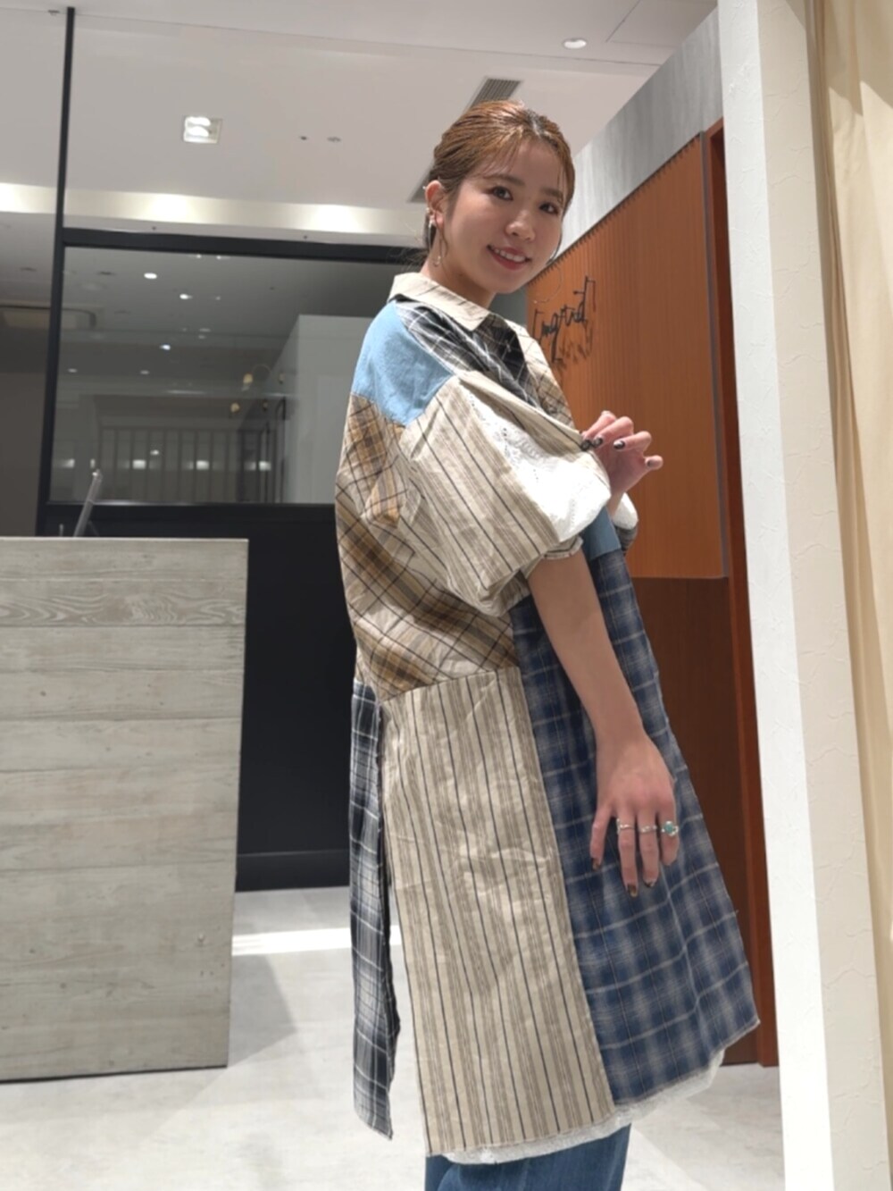 ブラック系のローファー、その他のシャツ/ブラウス、ブルー系のデニムパンツを着用したレディースの春コーディネートの8枚目の写真