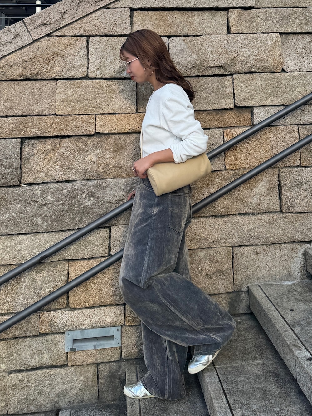 ベージュ系のデニムパンツ、ホワイト系のTシャツ/カットソー、その他のメガネを着用したレディースの夏コーディネートの4枚目の写真